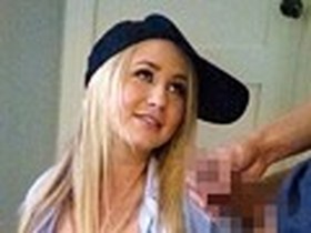 アメリカの宅配便女子にハンコが欲しけりゃセンズリ見てと頼んだら発情したようなのでセックスもいけるか！？　サンプル画像02